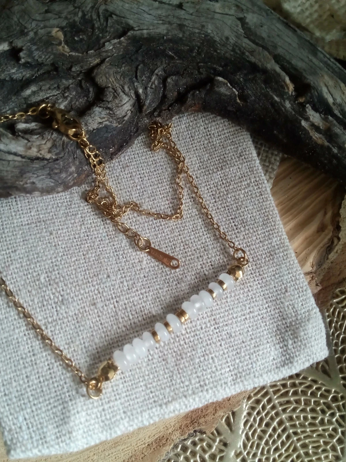 Collier doré en pierres de lune blanche et hématite – photo 2
